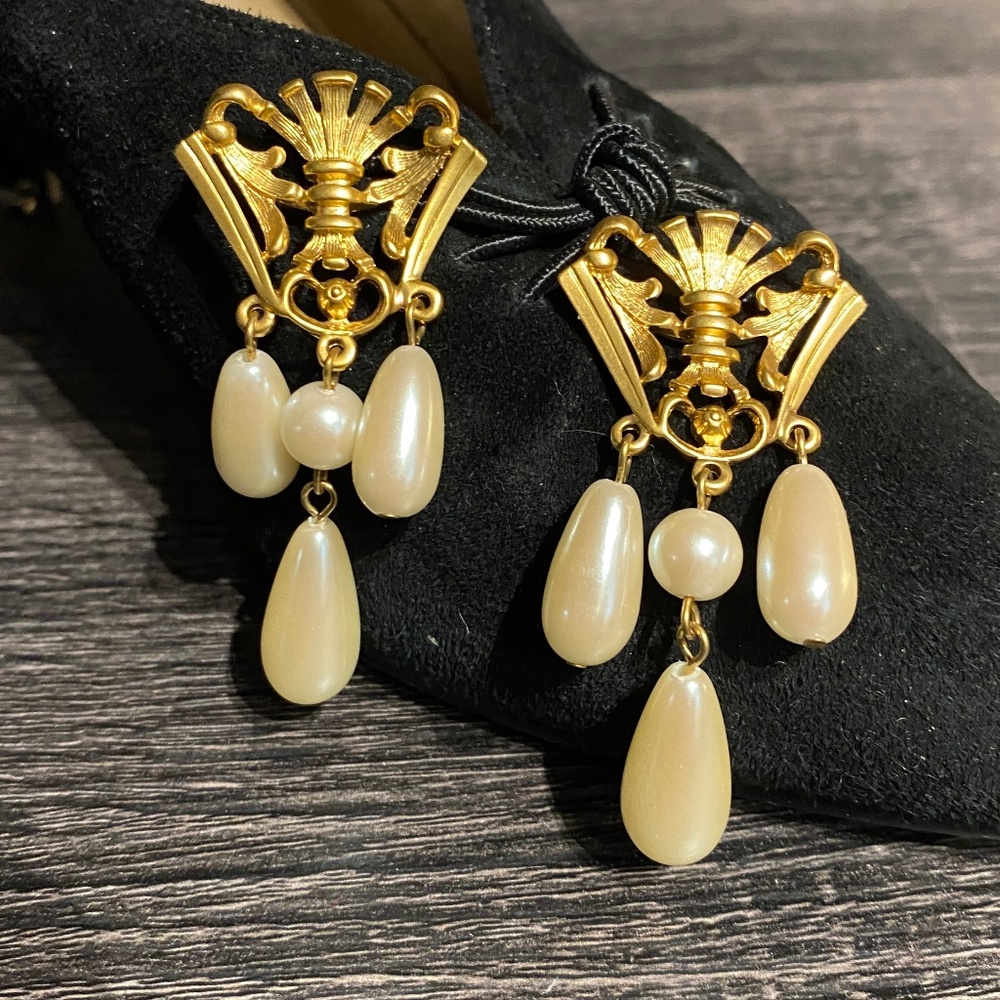 Vintage AVON Royal Crest Dangle Pierced Earrings Faux Teardrop Pearl Gold Tone